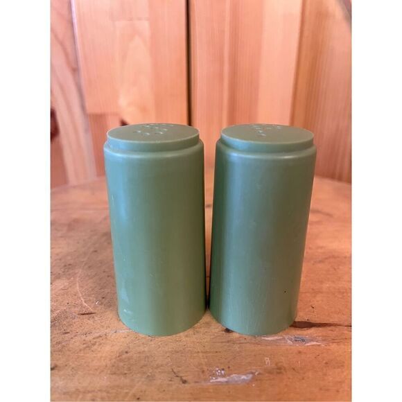 Retro Green Plastic Diner Salt and Pepper Shakers - Picture 1 of 6